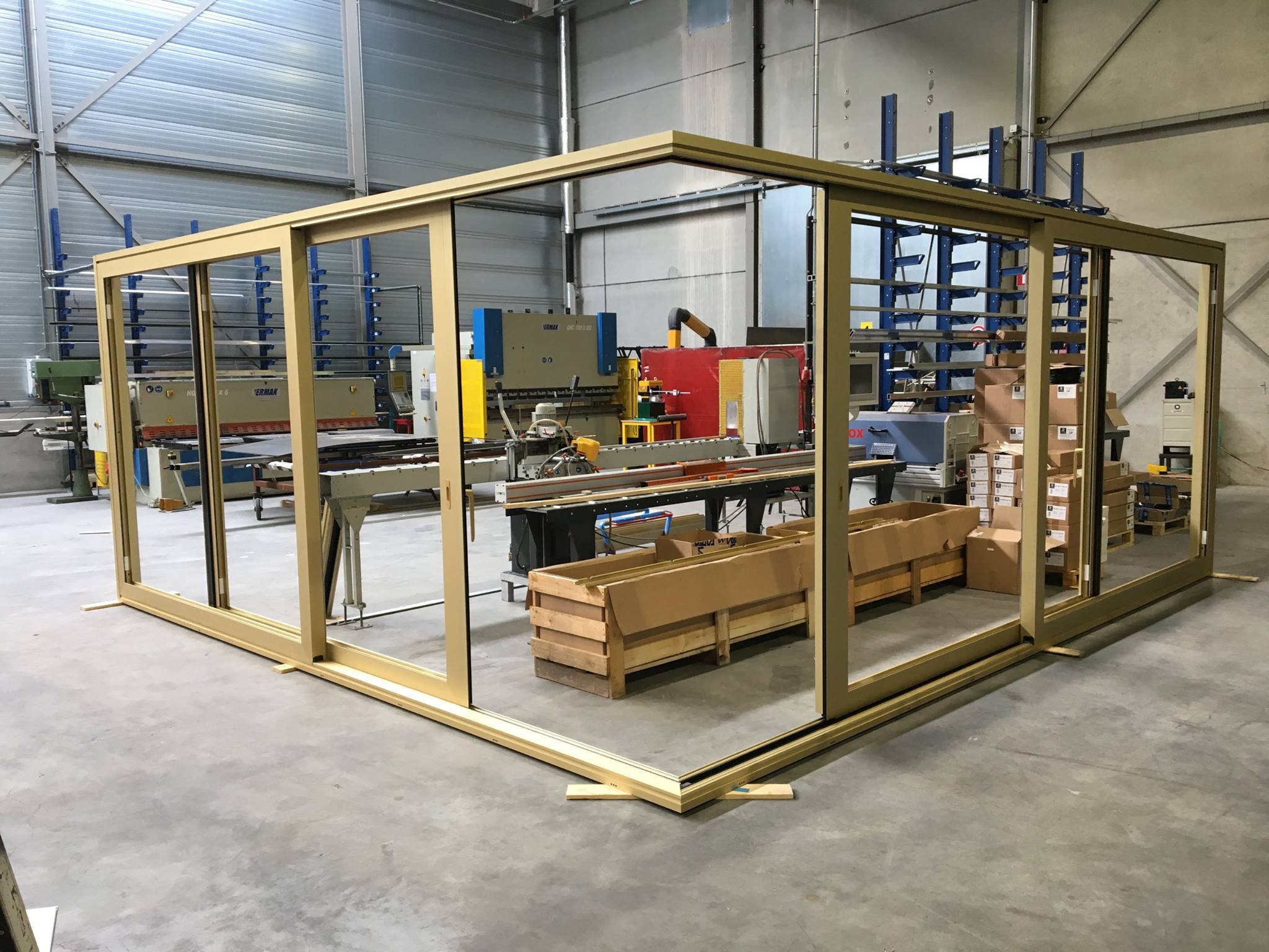 De eerste hoekschuifpui zonder hoekstijl voor het Coolhouse is geproduceerd. Mooi stukje vakwerk uitgevoerd in de Reynaers CP155-LS in goud geanodiseerd, zelfs het beslag is in deze kleur uitgevoerd!